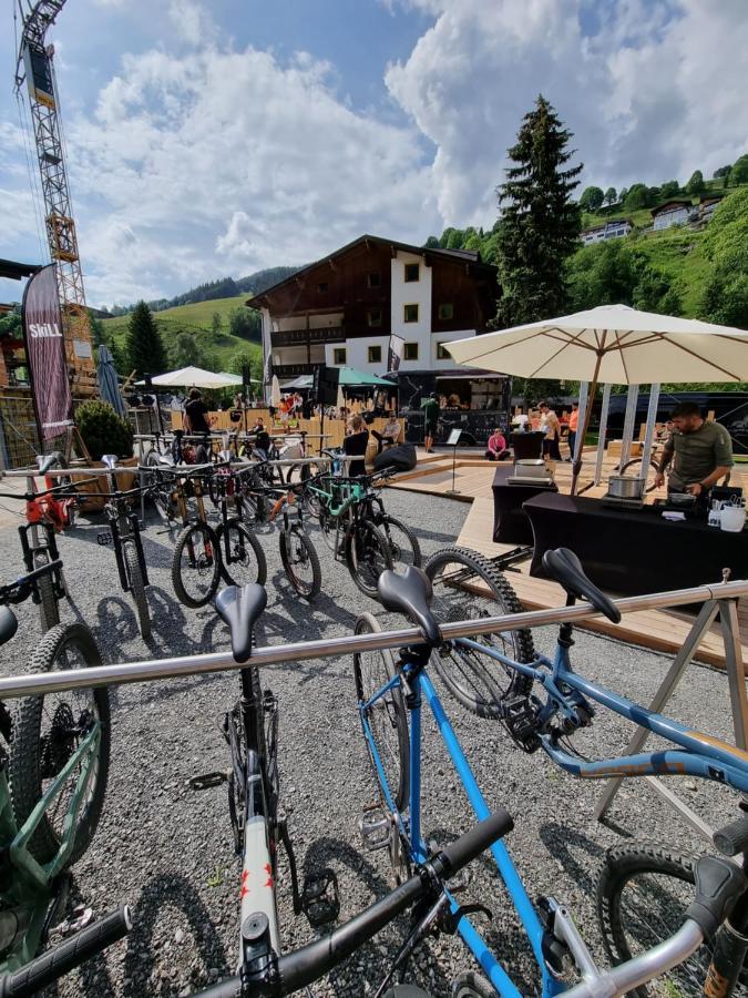 Skill Mountain Lodge - Ski Und Bike Hostel Im Sommer Mit Joker Card ซาลบาคฮินเทอร์เกลมม์ ภายนอก รูปภาพ