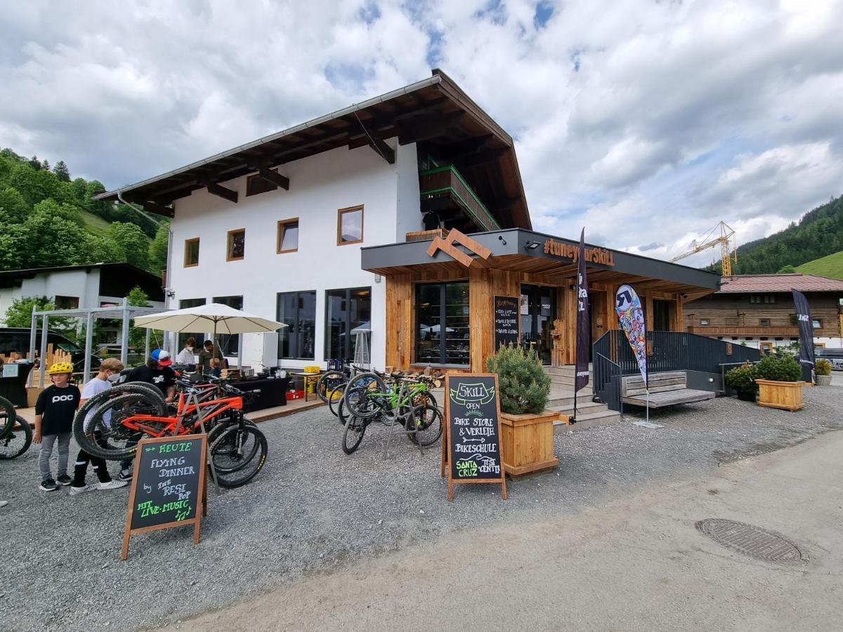 Skill Mountain Lodge - Ski Und Bike Hostel Im Sommer Mit Joker Card ซาลบาคฮินเทอร์เกลมม์ ภายนอก รูปภาพ